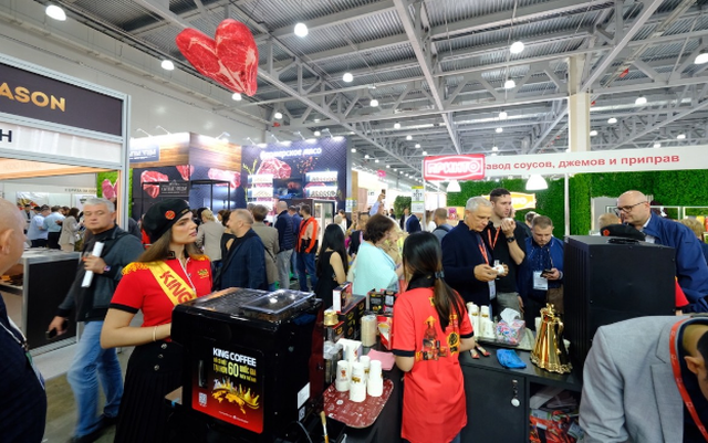 Khách nước ngoài thưởng thức cà phê King Coffee