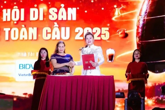 Bà Lê Hoàng Diệp Thảo - Nhà sáng lập, CEO King Coffee trao phần thưởng tôn vinh hộ nông dân sản xuất cà phê giỏi tại Lễ hội Di sản Cà phê Toàn cầu 2025