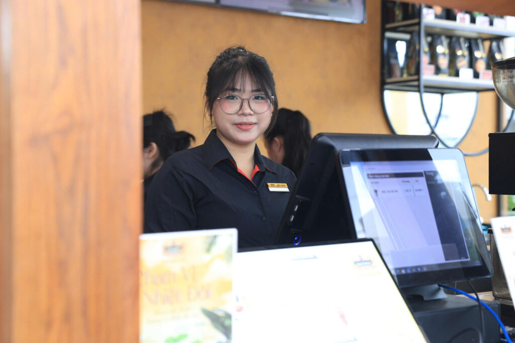 Khai trương King Coffee Nguyễn Duy 4